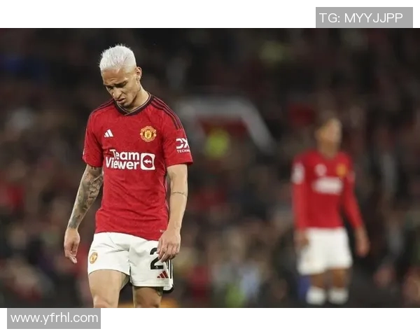 足球巨星黯然神情映射赛场失意背后的人生孤独