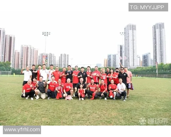 足球场内是否可以与球星合影留念 如何正确尊重球员隐私与行为规范 足球场内是否可以与球星合影留念 如何正确尊重球员隐私与行为规范